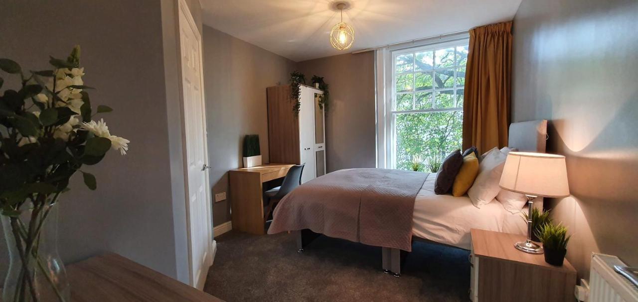 Darwin Stays - Service Accommodation In Newcastle Under Lyme City Centre מראה חיצוני תמונה