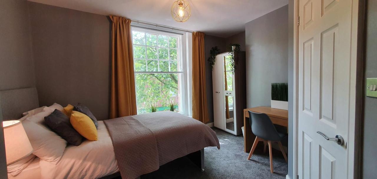 Darwin Stays - Service Accommodation In Newcastle Under Lyme City Centre מראה חיצוני תמונה