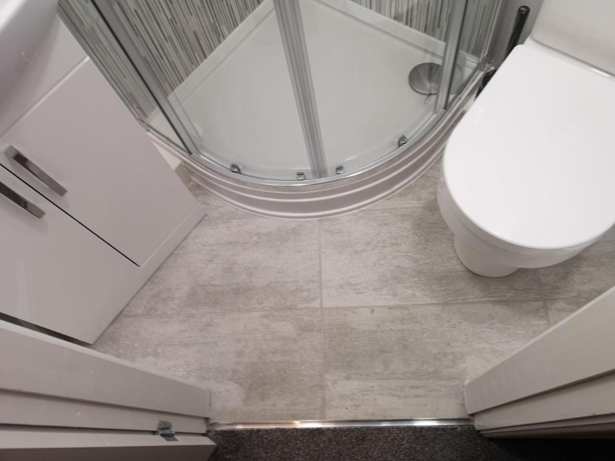 Darwin Stays - Service Accommodation In Newcastle Under Lyme City Centre מראה חיצוני תמונה