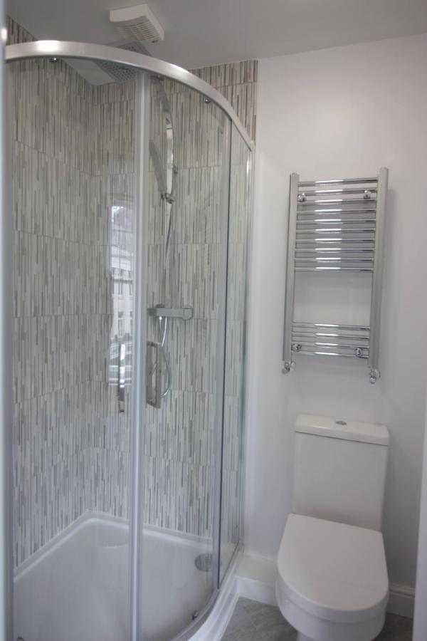 Darwin Stays - Service Accommodation In Newcastle Under Lyme City Centre מראה חיצוני תמונה