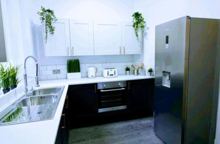 Darwin Stays - Service Accommodation In Newcastle Under Lyme City Centre מראה חיצוני תמונה