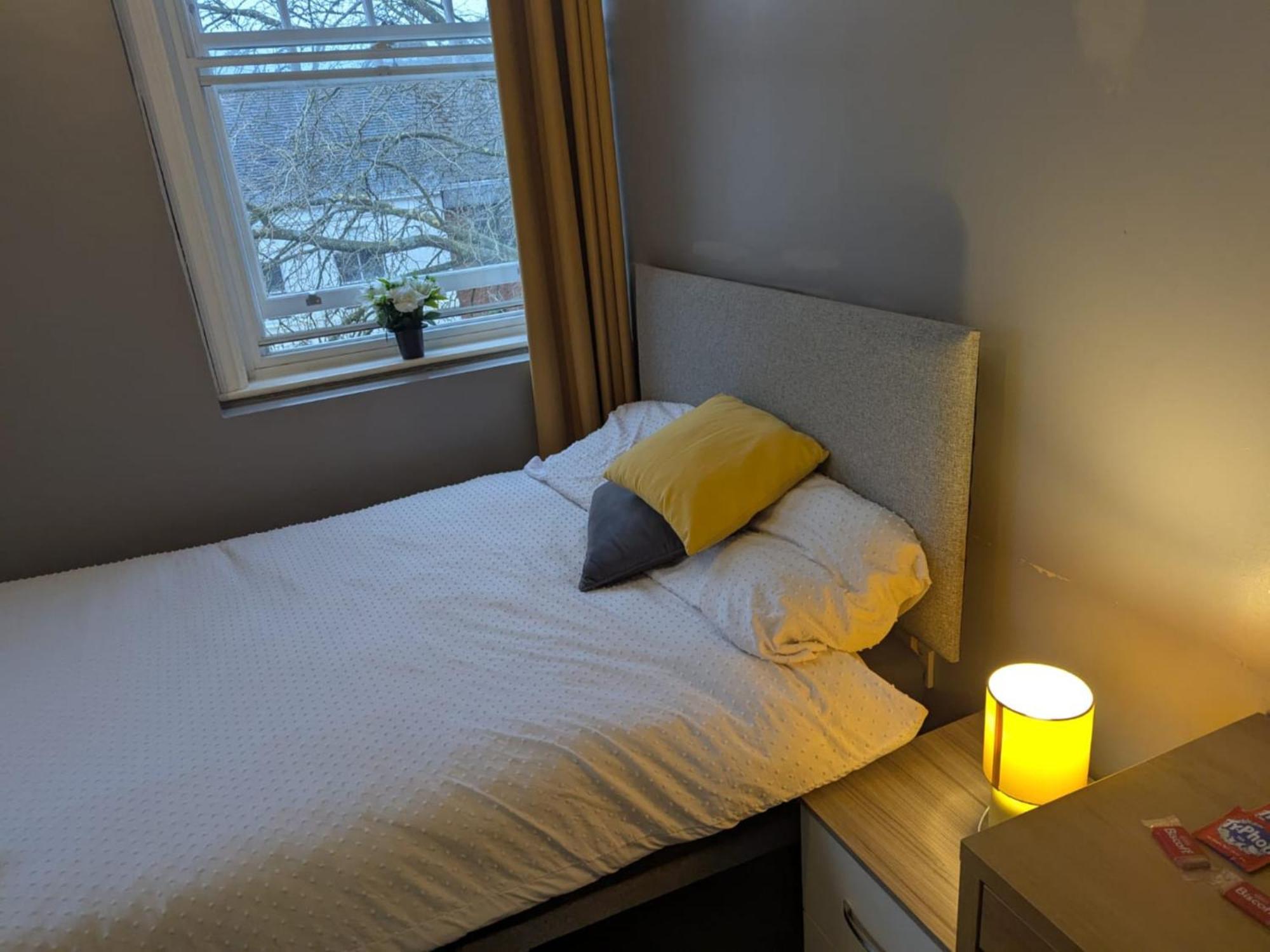 Darwin Stays - Service Accommodation In Newcastle Under Lyme City Centre מראה חיצוני תמונה