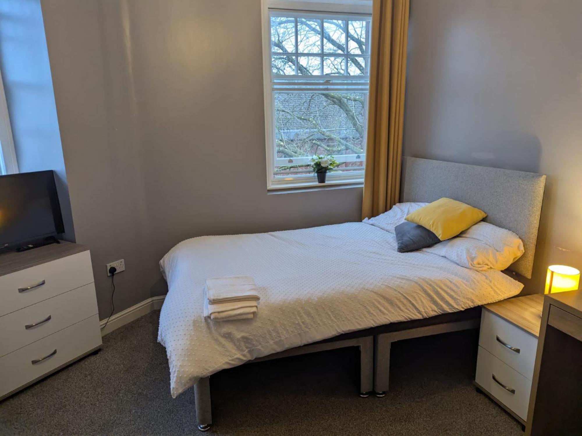 Darwin Stays - Service Accommodation In Newcastle Under Lyme City Centre מראה חיצוני תמונה