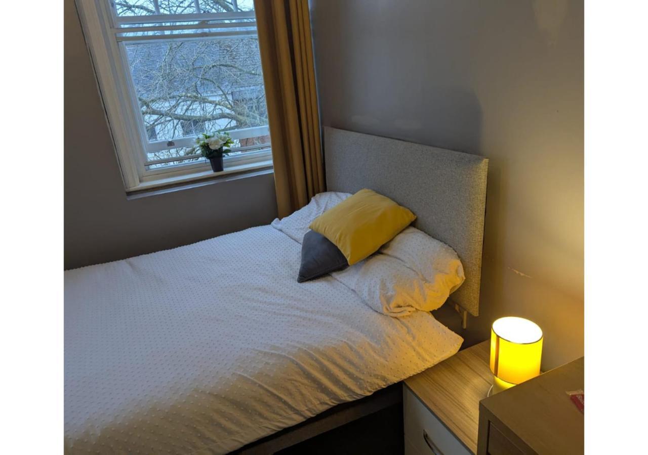 Darwin Stays - Service Accommodation In Newcastle Under Lyme City Centre מראה חיצוני תמונה