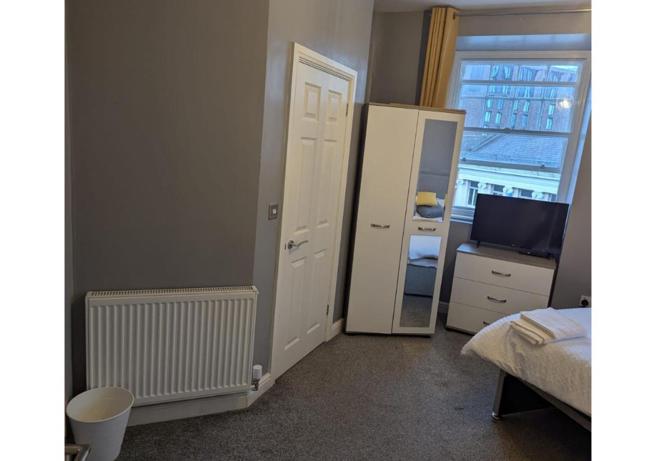 Darwin Stays - Service Accommodation In Newcastle Under Lyme City Centre מראה חיצוני תמונה