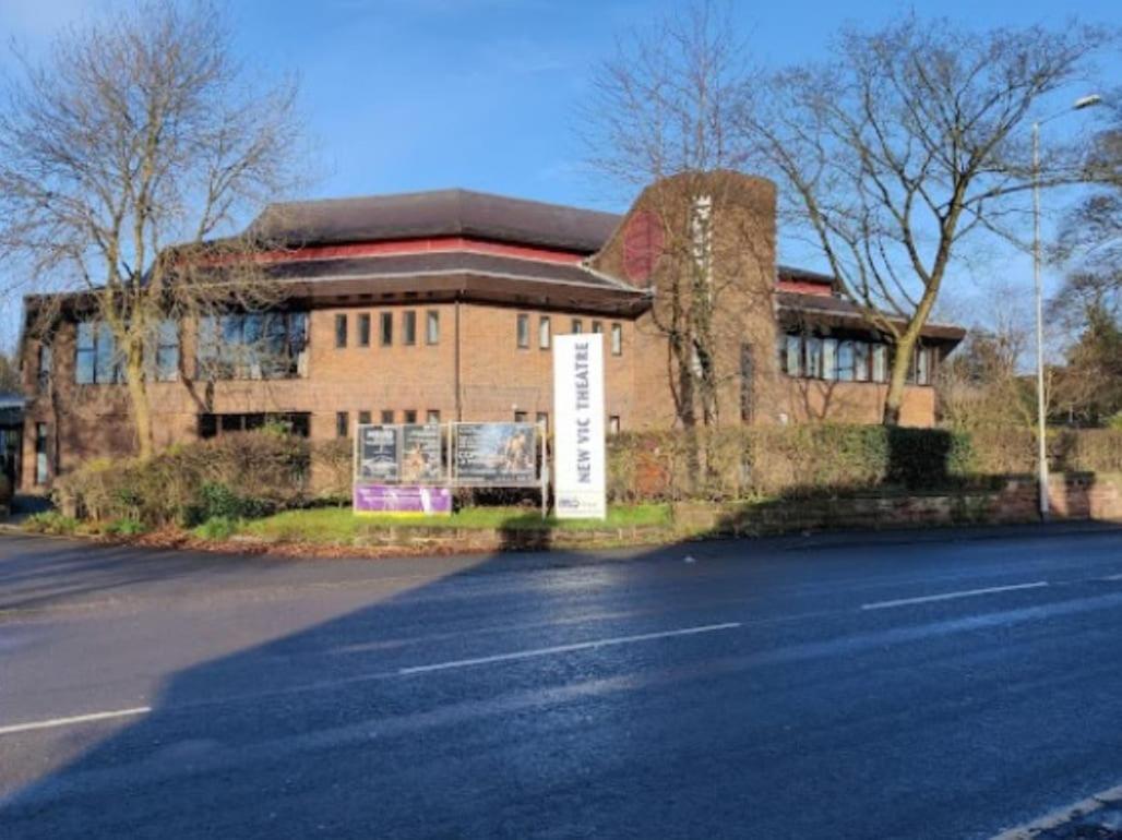 Darwin Stays - Service Accommodation In Newcastle Under Lyme City Centre מראה חיצוני תמונה
