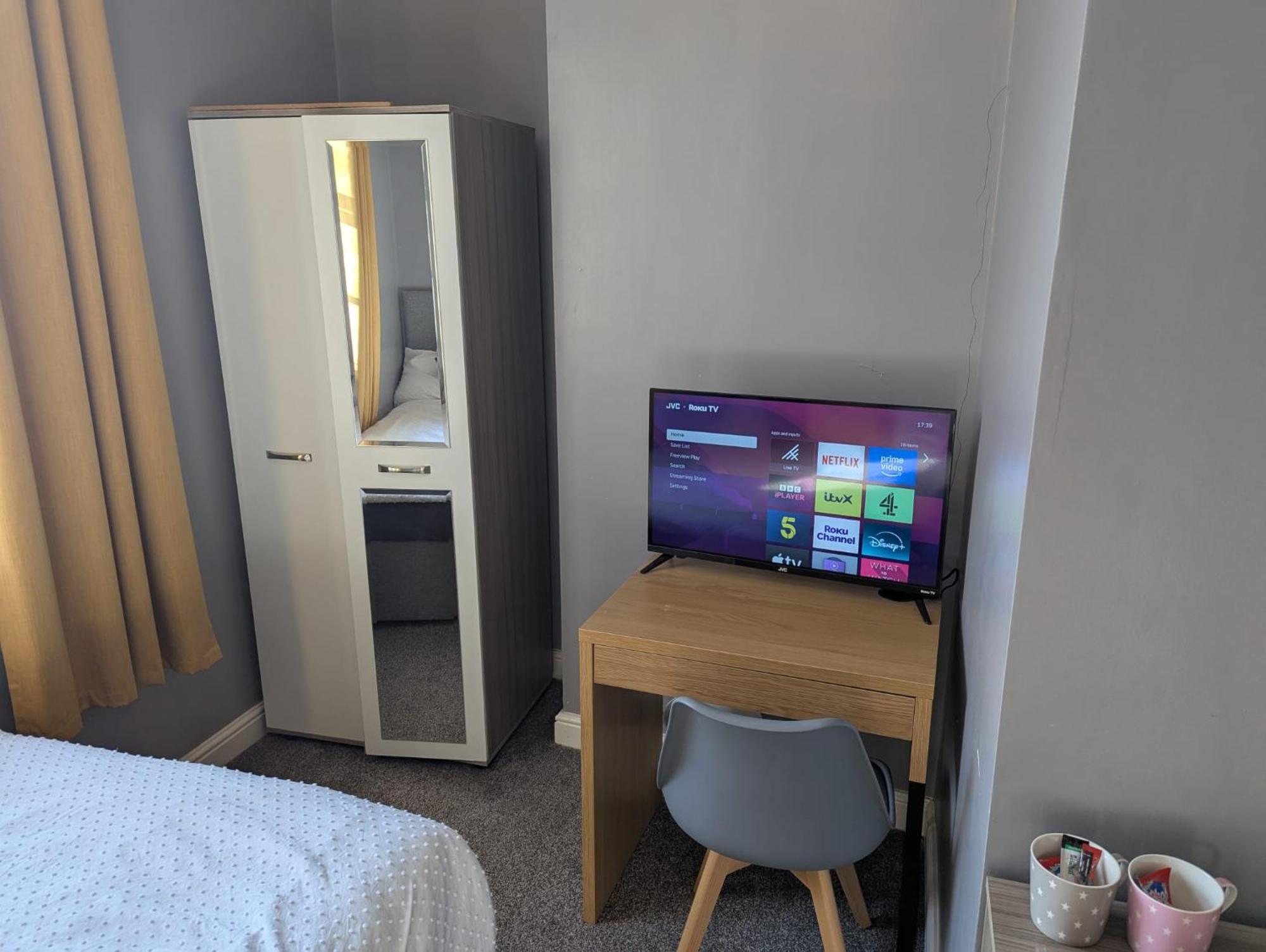 Darwin Stays - Service Accommodation In Newcastle Under Lyme City Centre מראה חיצוני תמונה